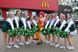 Auftritt der Wedeler Cheerleader bei McDonald's